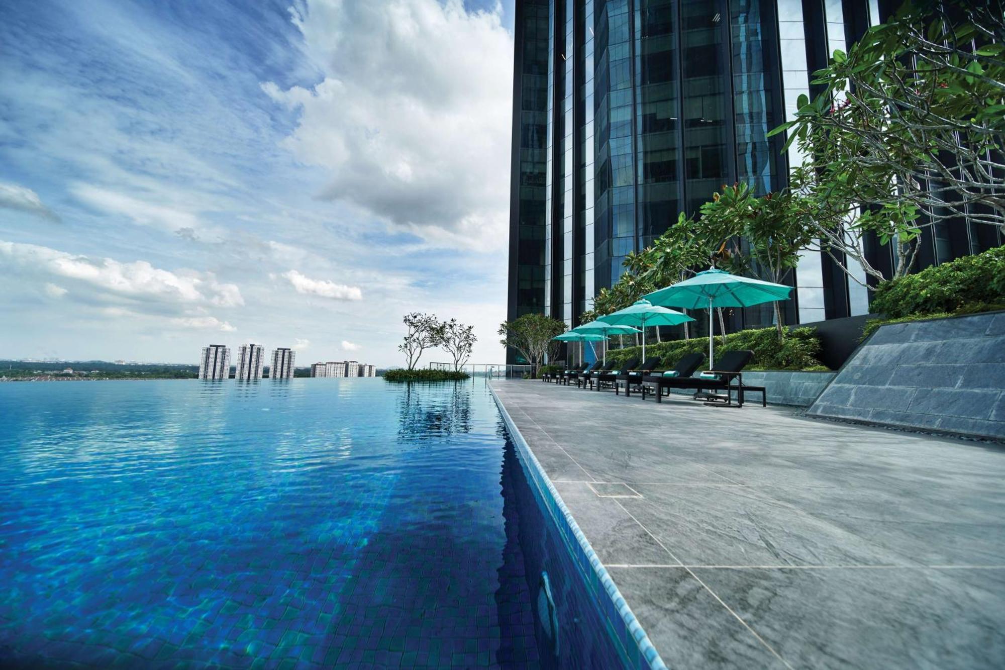 Doubletree By Hilton Shah Alam I-City Εξωτερικό φωτογραφία Infinity pool at the 50th floor